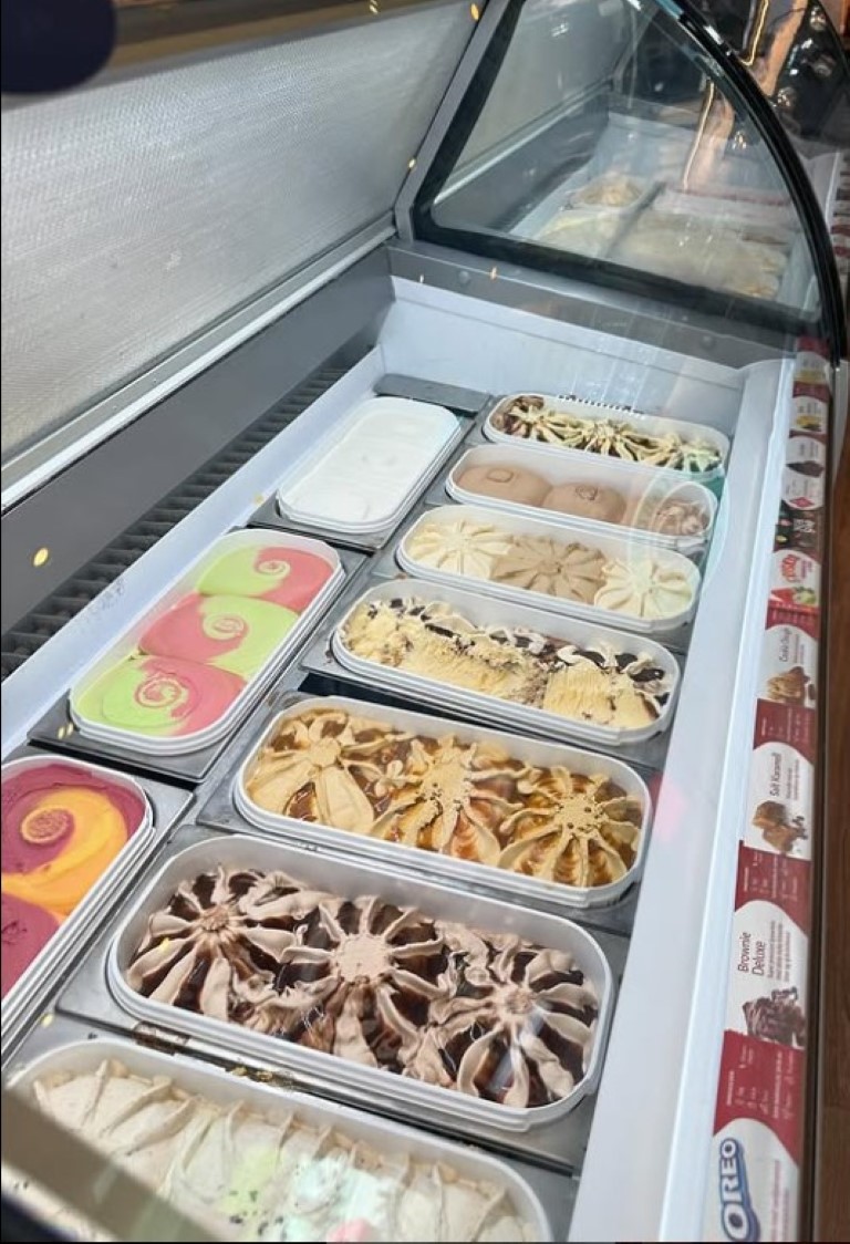 Et oversiktsbilde av iskremutvalget på Stabukk kafé i Olden, Norge. Et stort utvalg, inkludert sjokolade, vanilje, kaffe, sorbet og kjeks og krem.