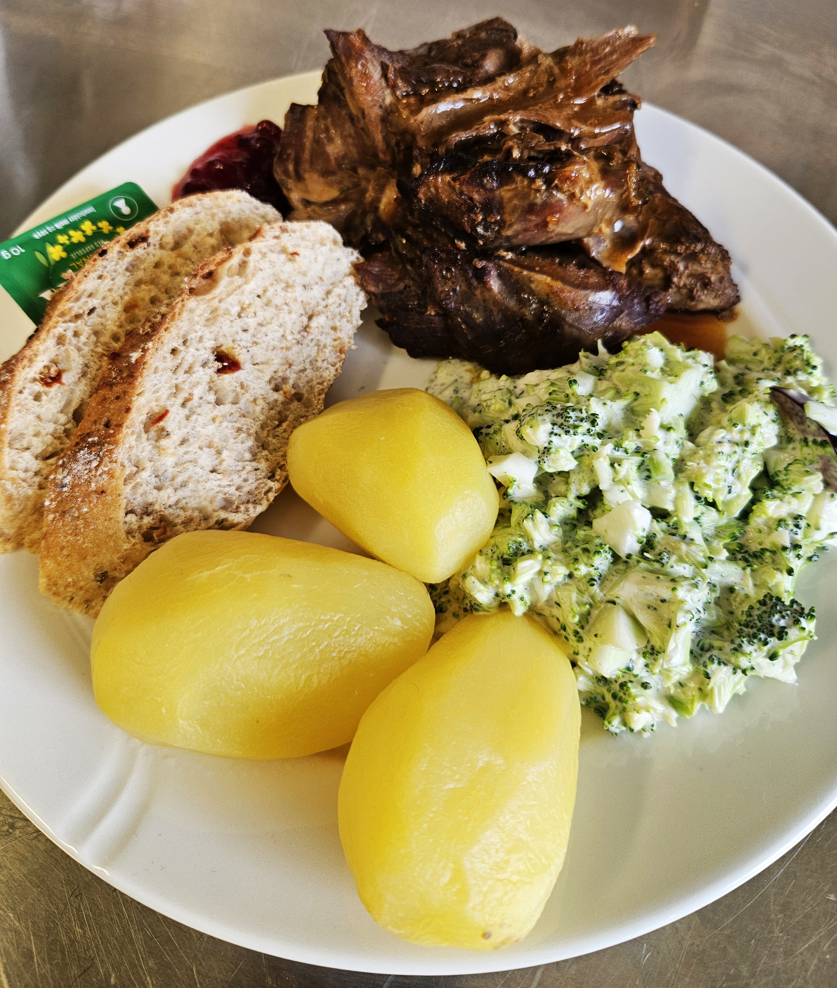 Tradisjonell norsk middag med poteter og kjøtt servert på Aabrekk kafé