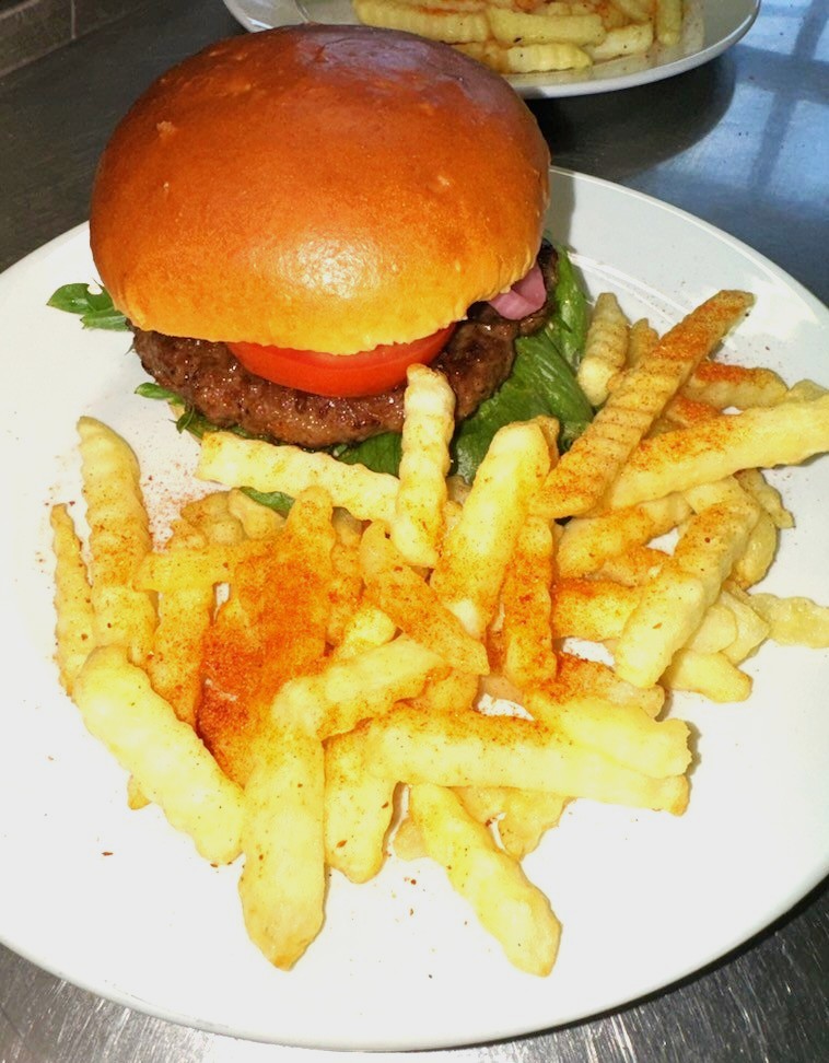 Pommes frites og burger av lokale råvarer i Aabrekk