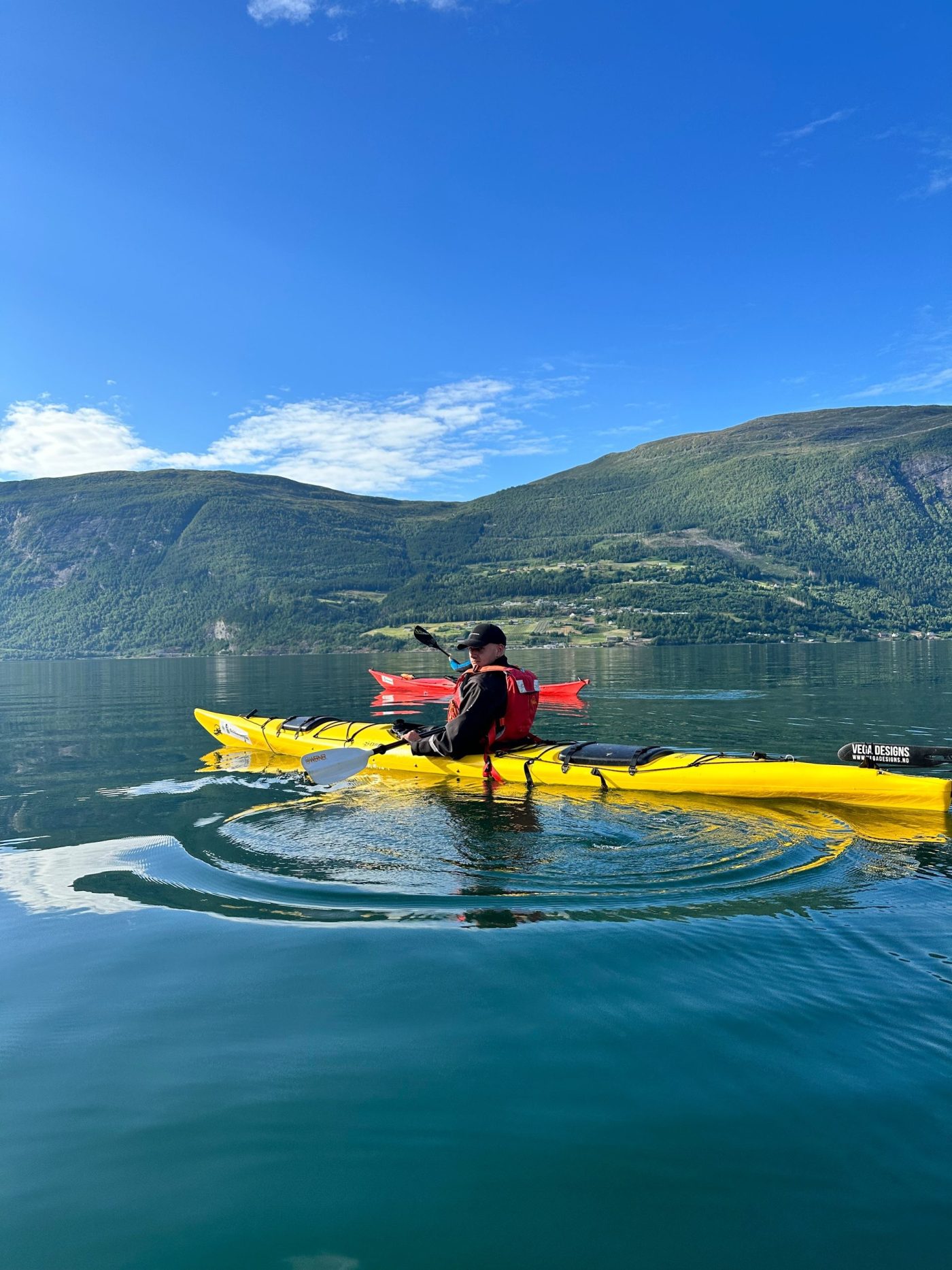 Luftpanoramautsikt over Olden landsby, Oldevatnet og Jostedalsbreen fra toppen av Råna-fjellet, Norge