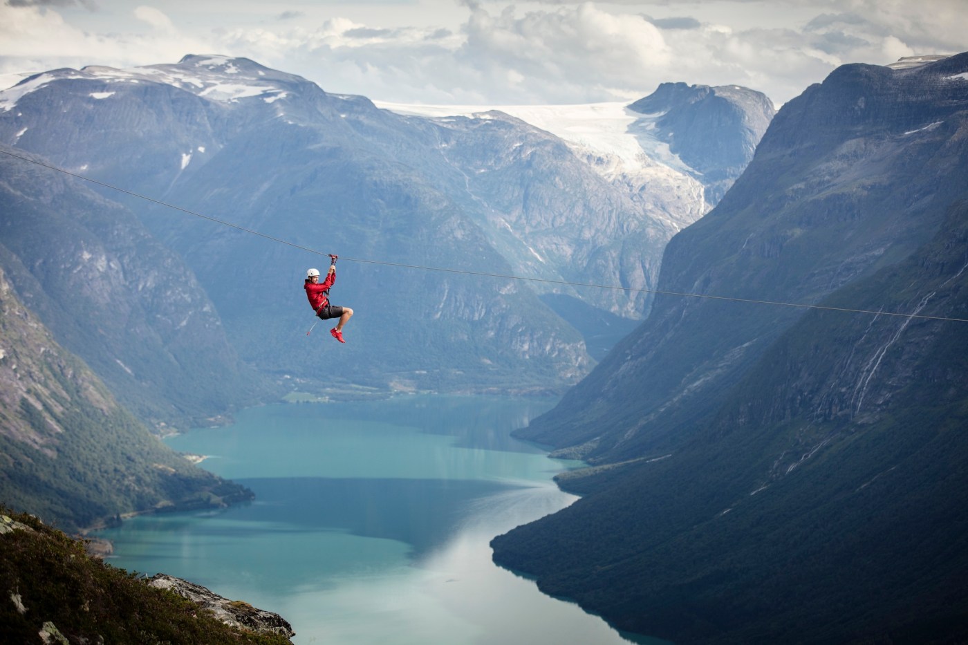 Spennende zipline-tur høyt over bakken i Loen Norge – eventyraktivitet med dramatisk fjordutsikt
