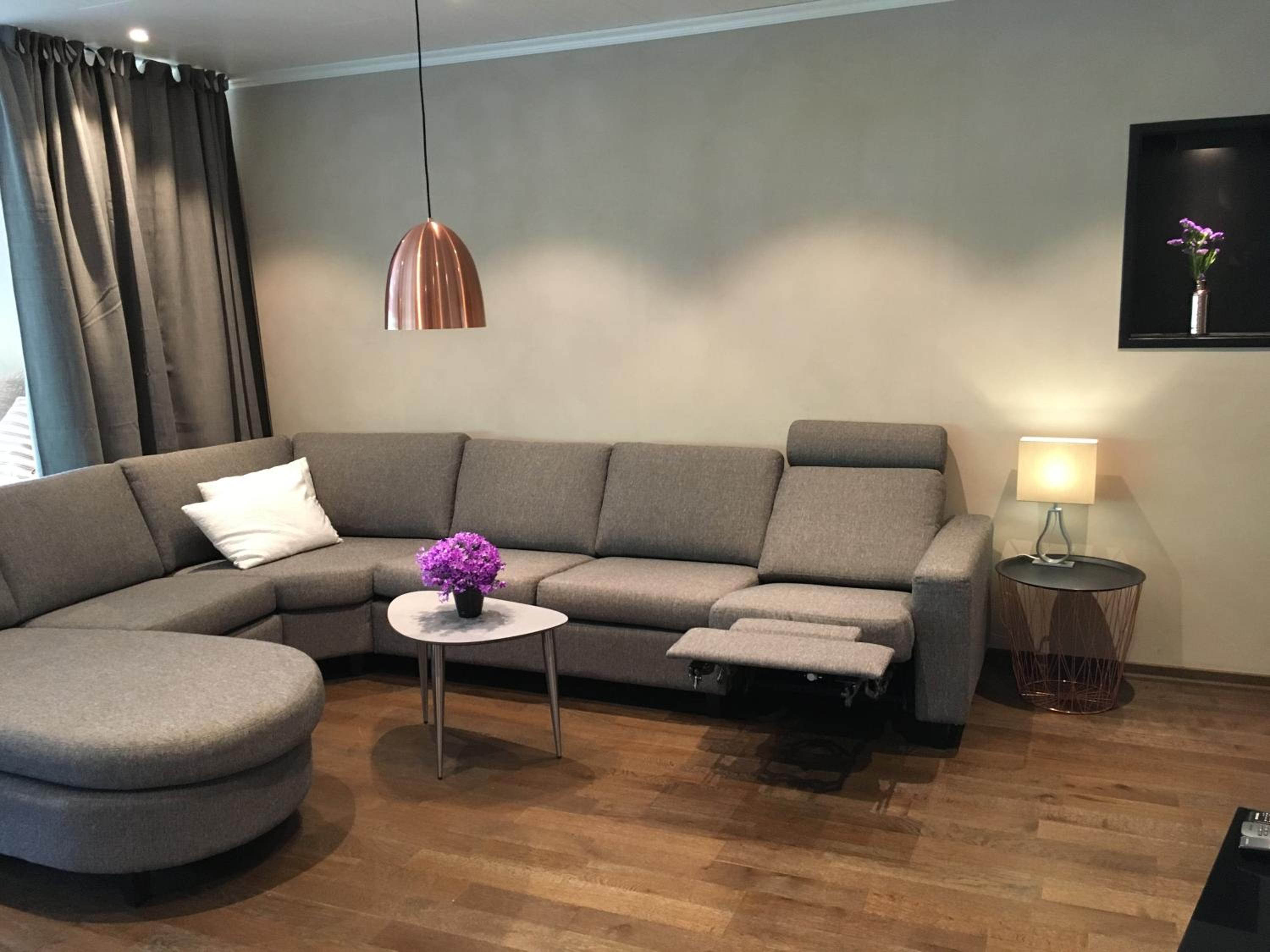 Altan med fjordutsikt frå ei leilegheit hos Olden Apartments, Noreg