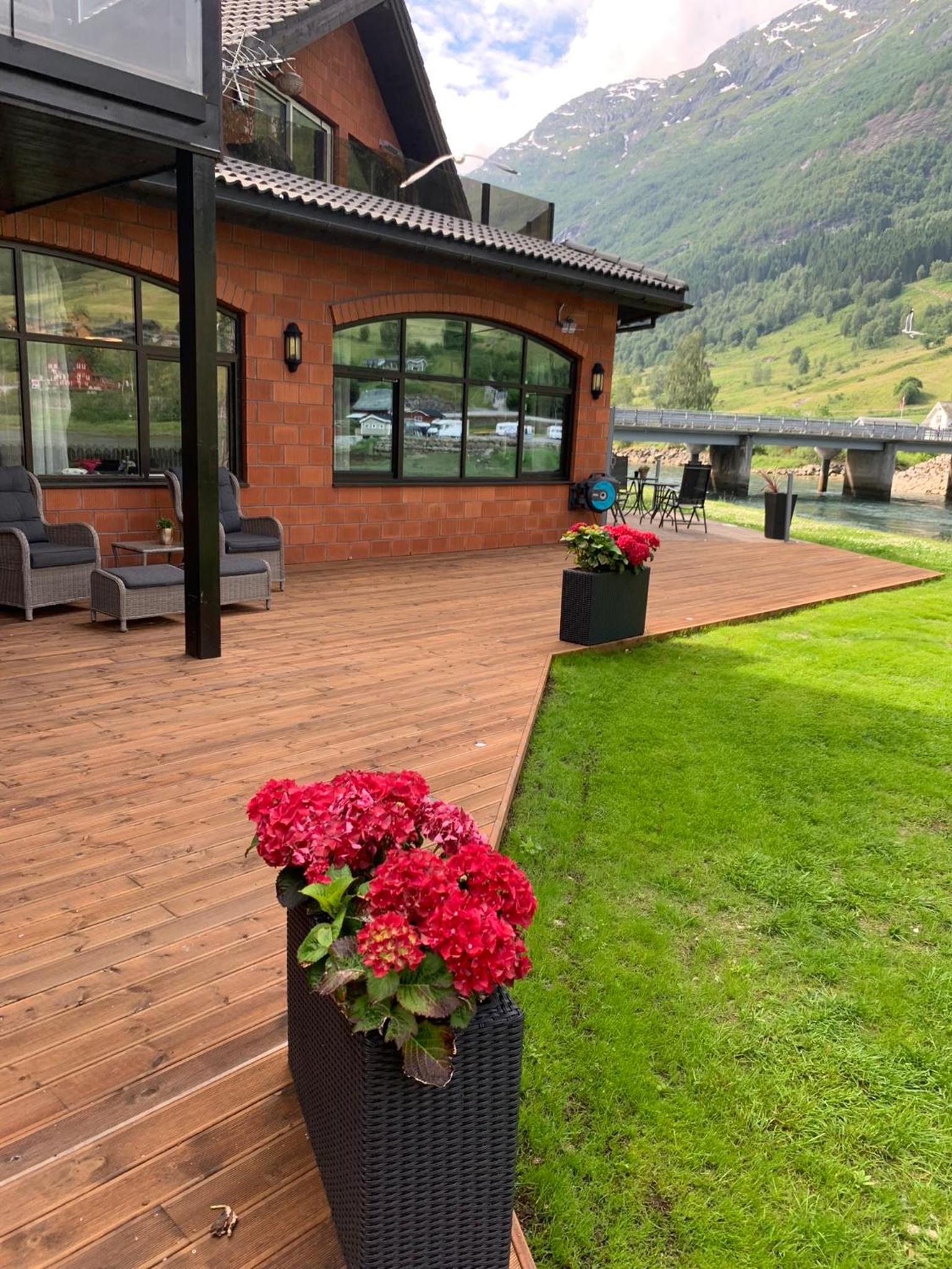 Uteområde og parkering ved Olden Apartments, Olden, Noreg