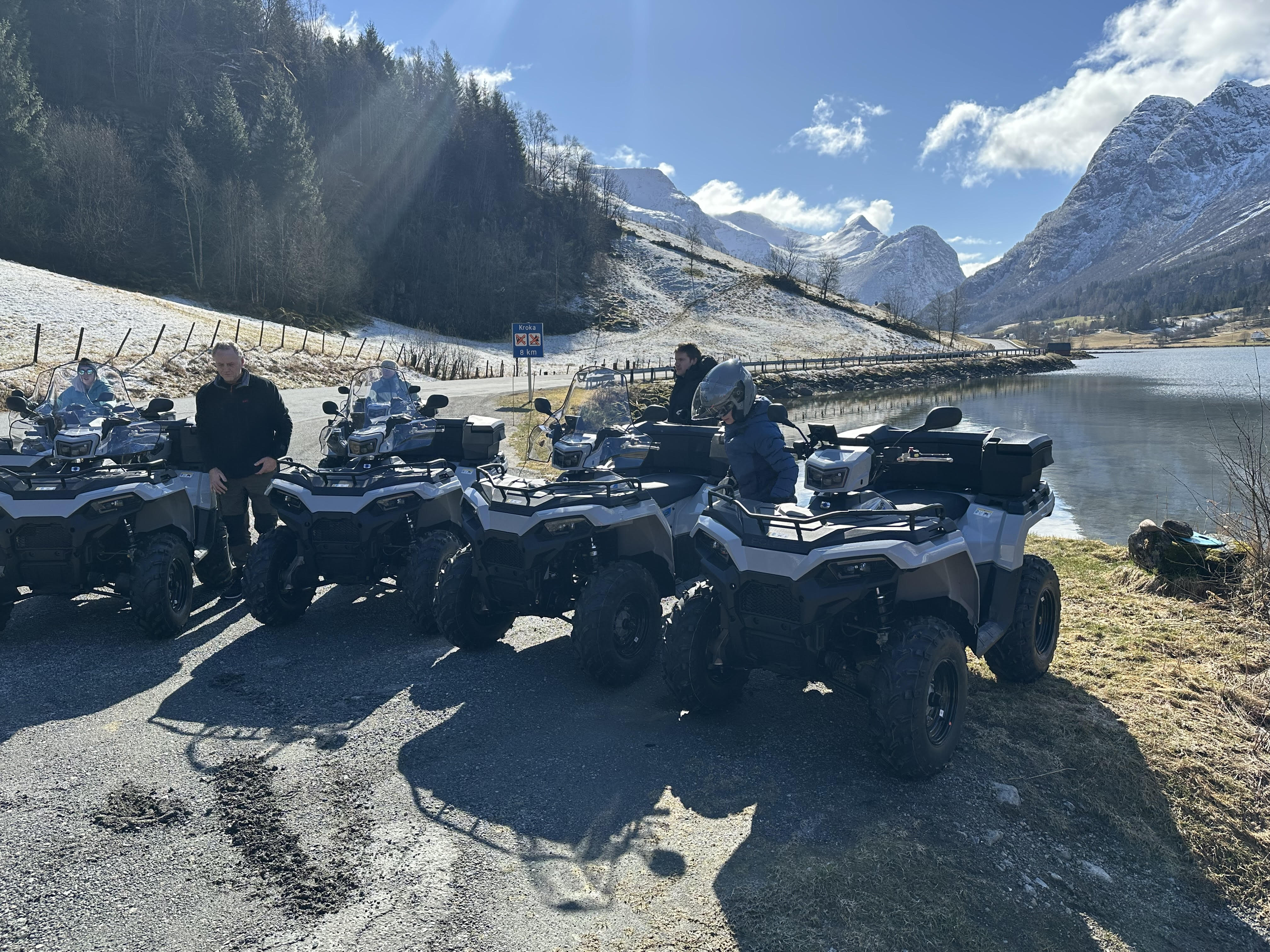 ATV parkert ved en foss i Olden