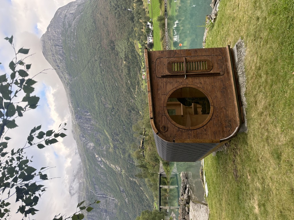 Badstue ved fjorden i Olden, Noreg