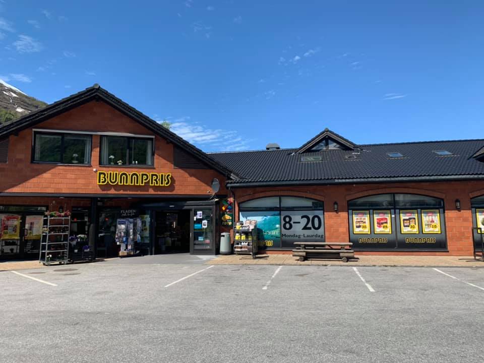 Utsida av Bunnpris matbutikk i Olden, Noreg