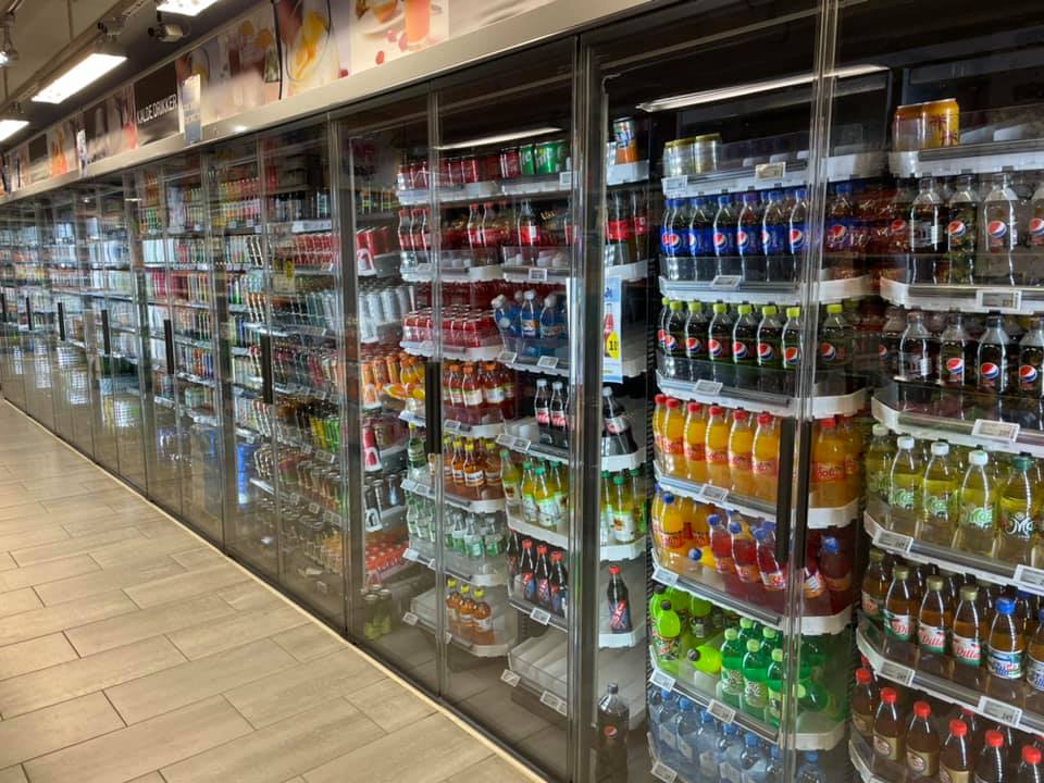 Hyller med tørrvarer og snacks hos Bunnpris Olden