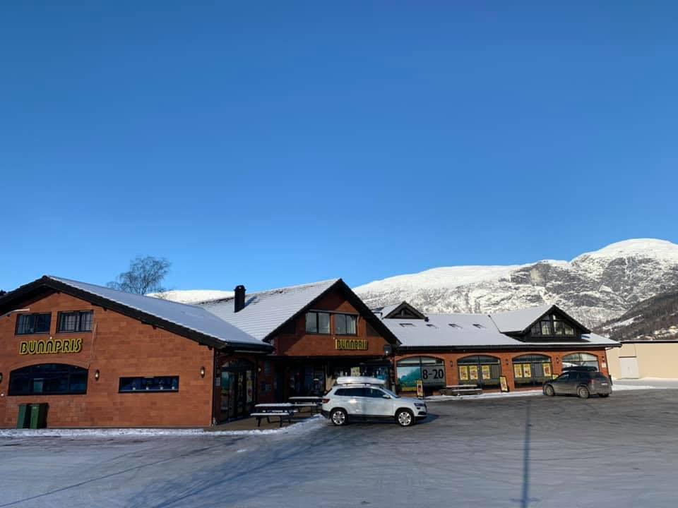 Utval av fiskeutstyr og fritidsartiklar hos Bunnpris Olden