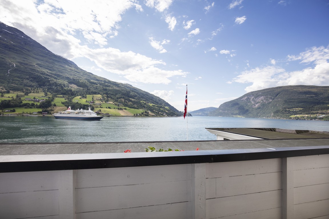 Olden Fjordhotel sett frå fjordsida.