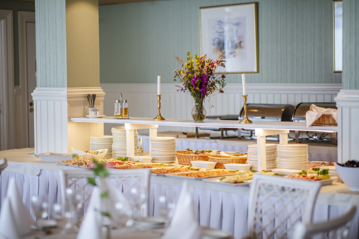 En varm og innbydende buffé i restauranten på Olden Fjordhotel. Et stort utvalg av mat delikat anrettet presentert.