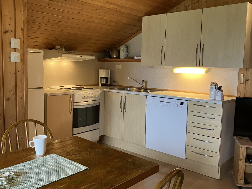 Et fullt utstyrt kjøkken i Flåten feriehus i Olden. Et varmt og hjemmekoselig preg.
