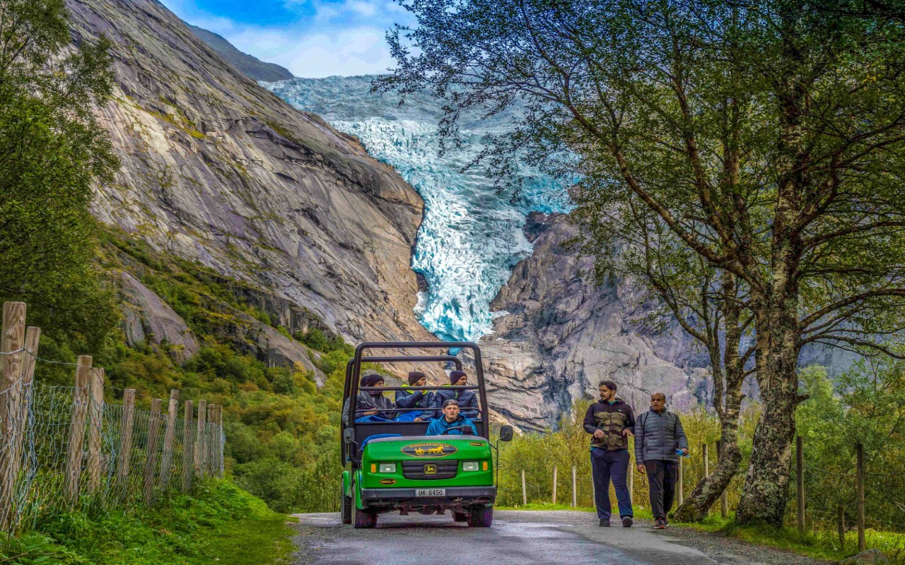 Isbresjø og fjell i Briksdalen, Olden