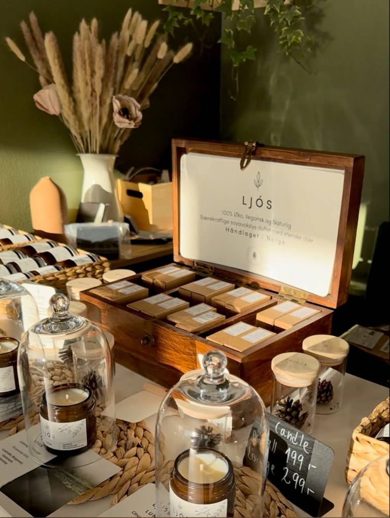 Interiøret i butikken Ljós med handlaga lys.