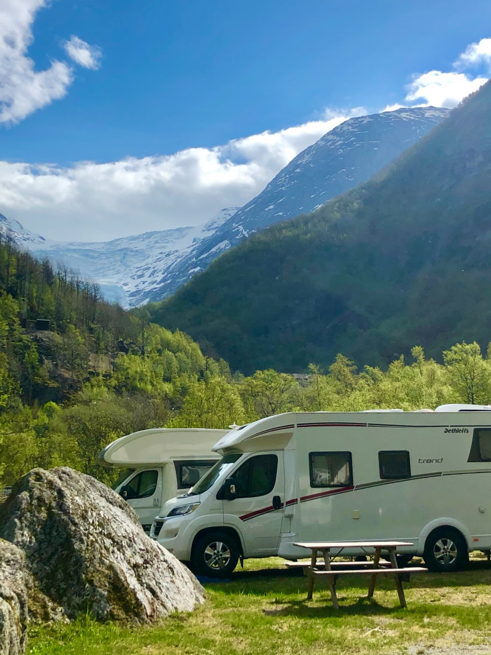 Melkevoll Bretun camping med fjell og isbre