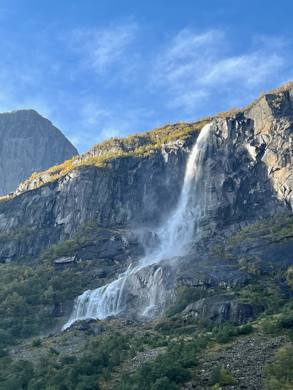Melkevoll Bretun camping med elv og fjell