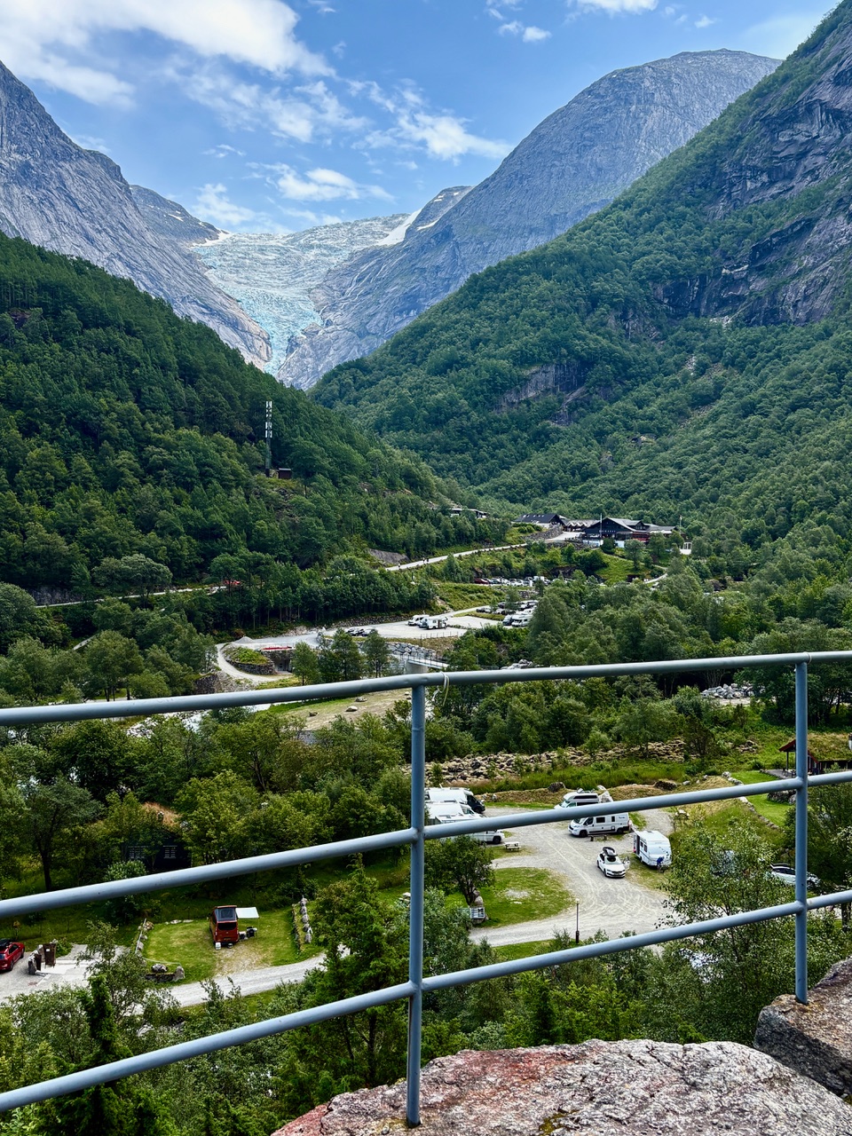 Melkevoll Bretun camping med foss
