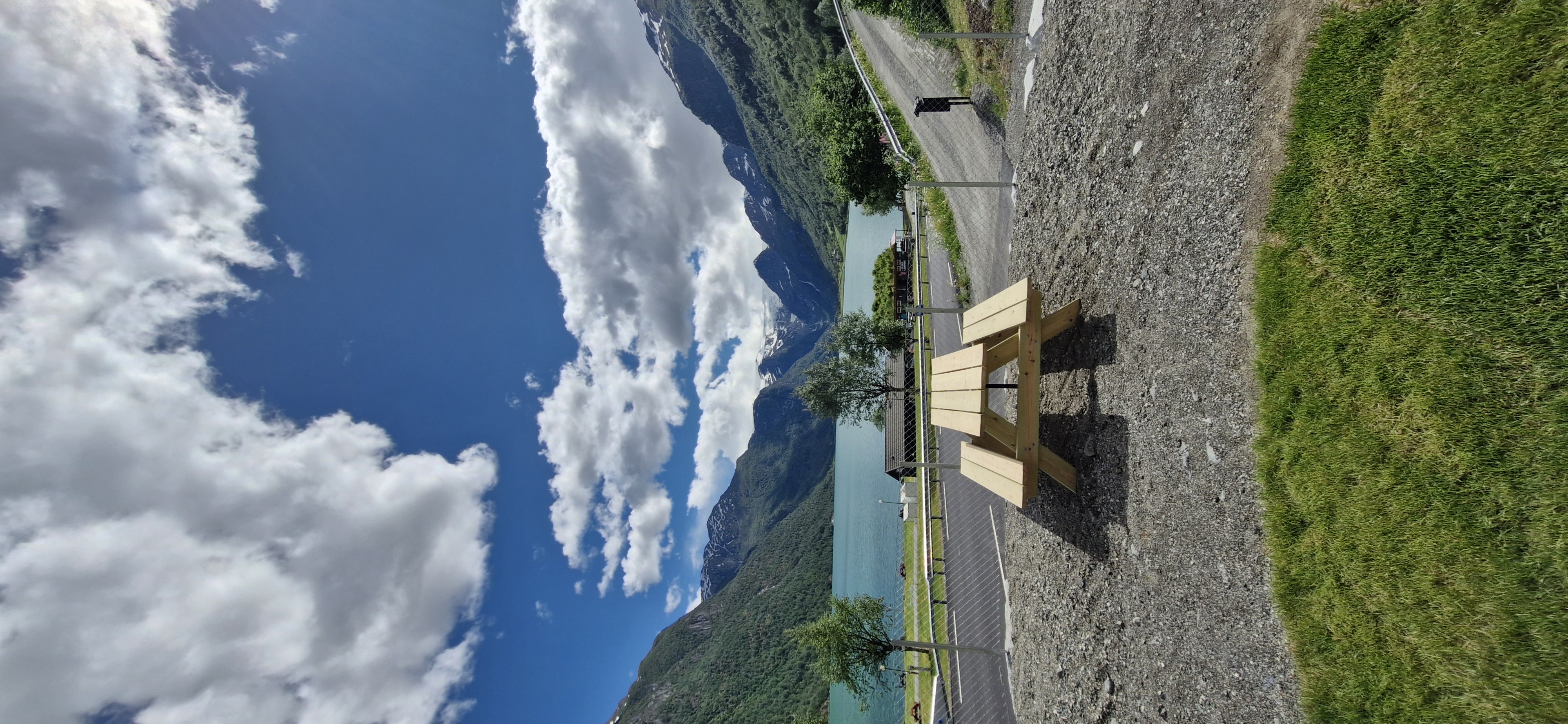Piknikbenk ved Olden Camping med panoramautsikt over det turkise Oldevatnet og brefjellene i Olden, Norge