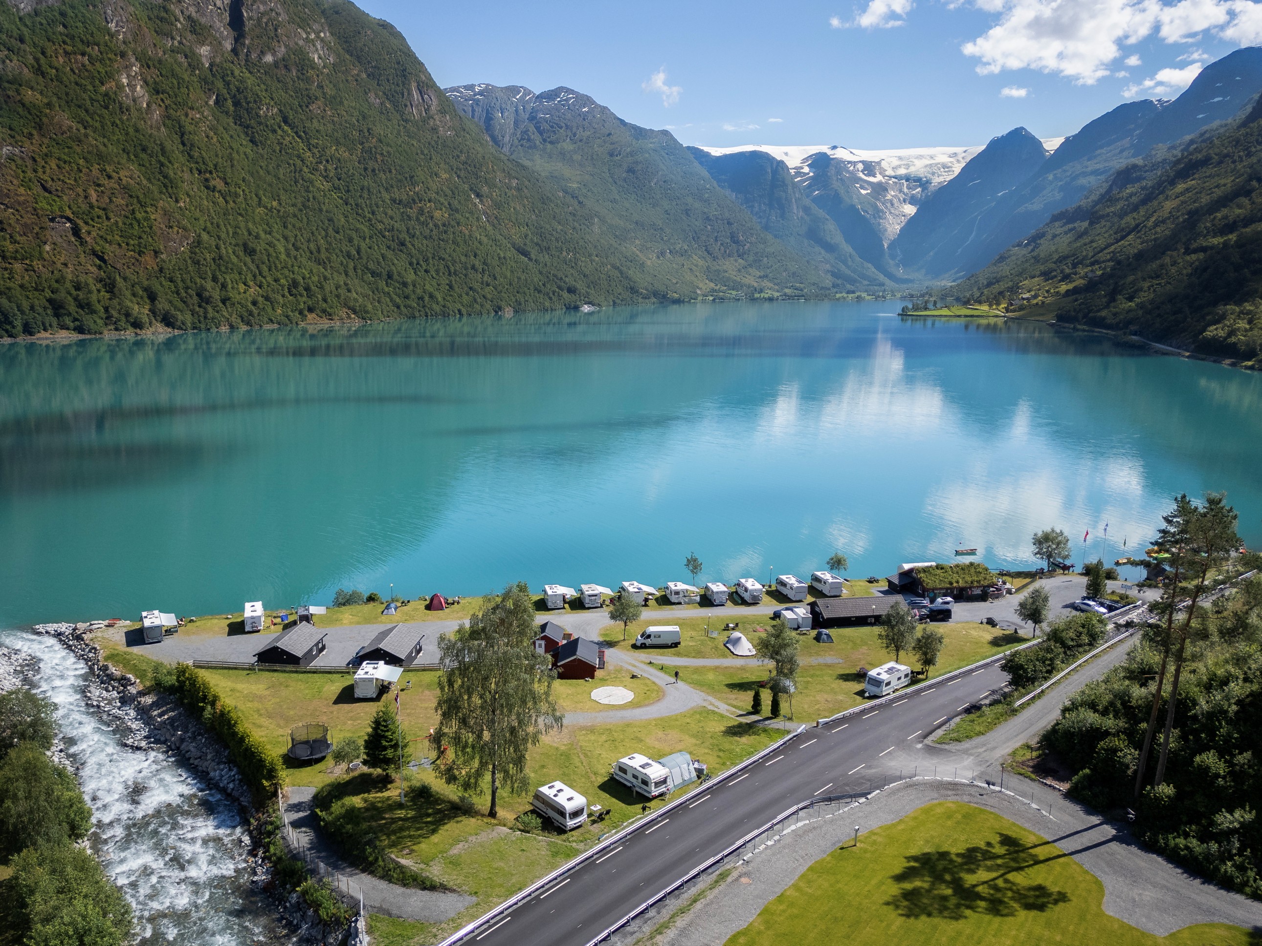 Olden Camping ved vatnet.