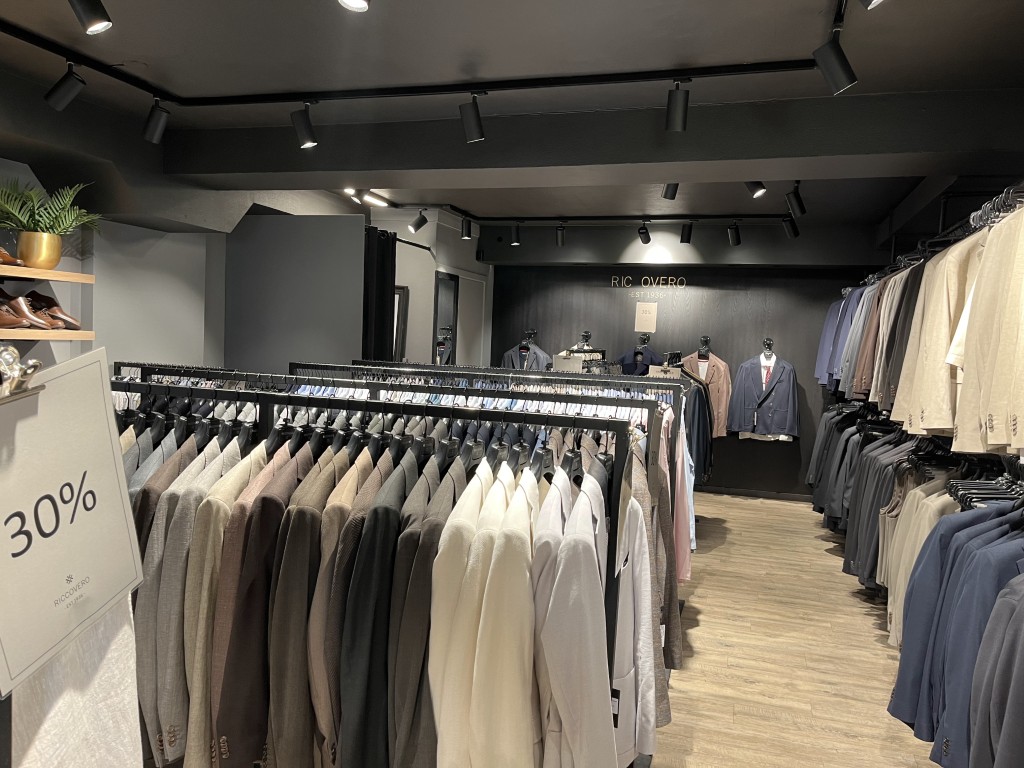 Riccovero dress- og blazerkolleksjon i Olden, Norge – skreddersydd herreklærbutikk med et bredt utvalg av formelle jakker og outlet-salg
