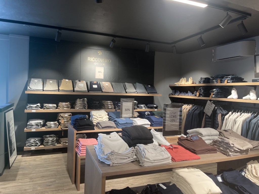 Riccovero-butikk i Olden, Norge – brettede bukser, poloskjorter, strikkeplagg og fritidsklær med outlet-tilbud i et stilig nordisk interiør