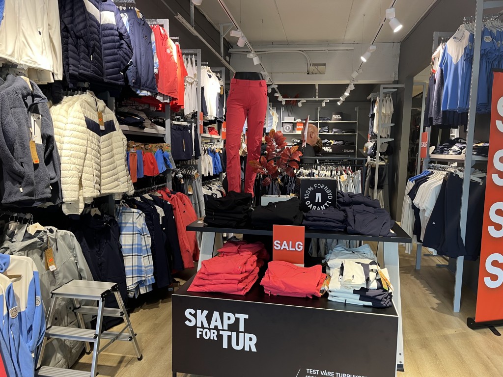 Inne i Skogstad friluftsklærbutikk i Olden, Norge – turbukser, fleece, vanntette jakker og friluftsklær for menn og kvinner