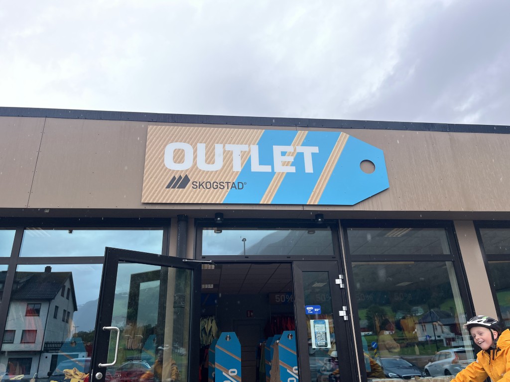 Inngang til Skogstad Outlet-butikk i Olden, Norge – rabatterte norske frilufts- og turklær med salg på opptil 70 %