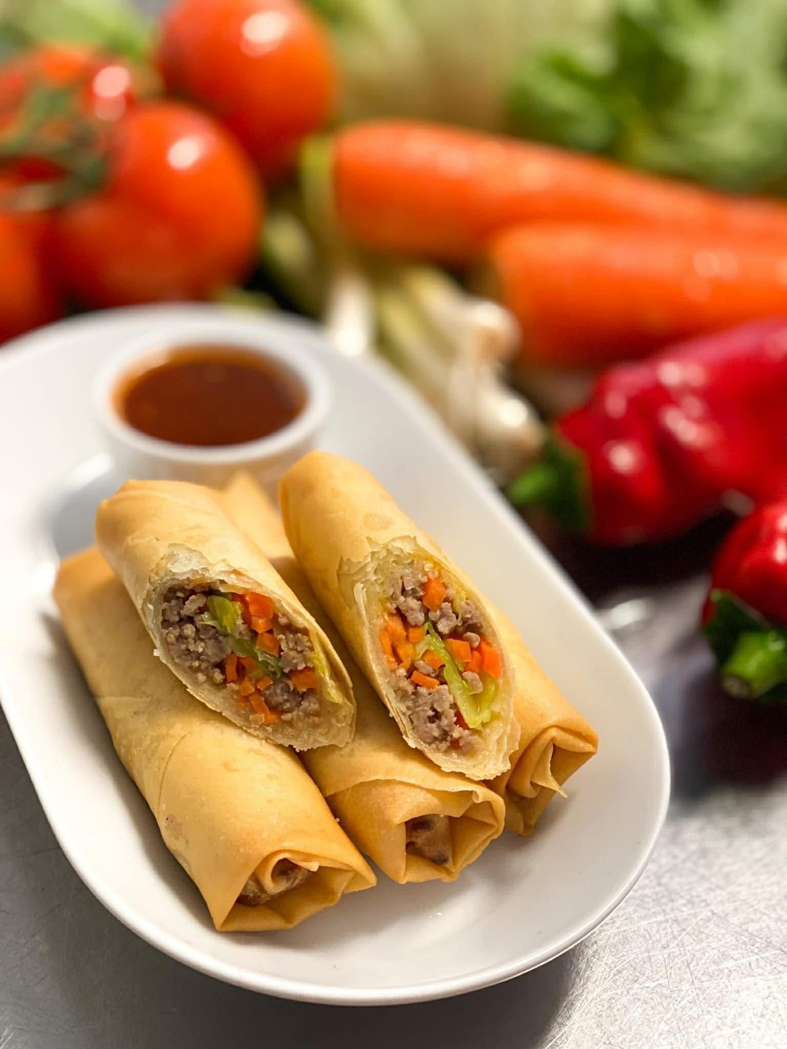 Sprøstekte vårruller med kjøttdeig og grønnsaksfyll servert med dippsaus på Sunde restaurant, Olden, Norge