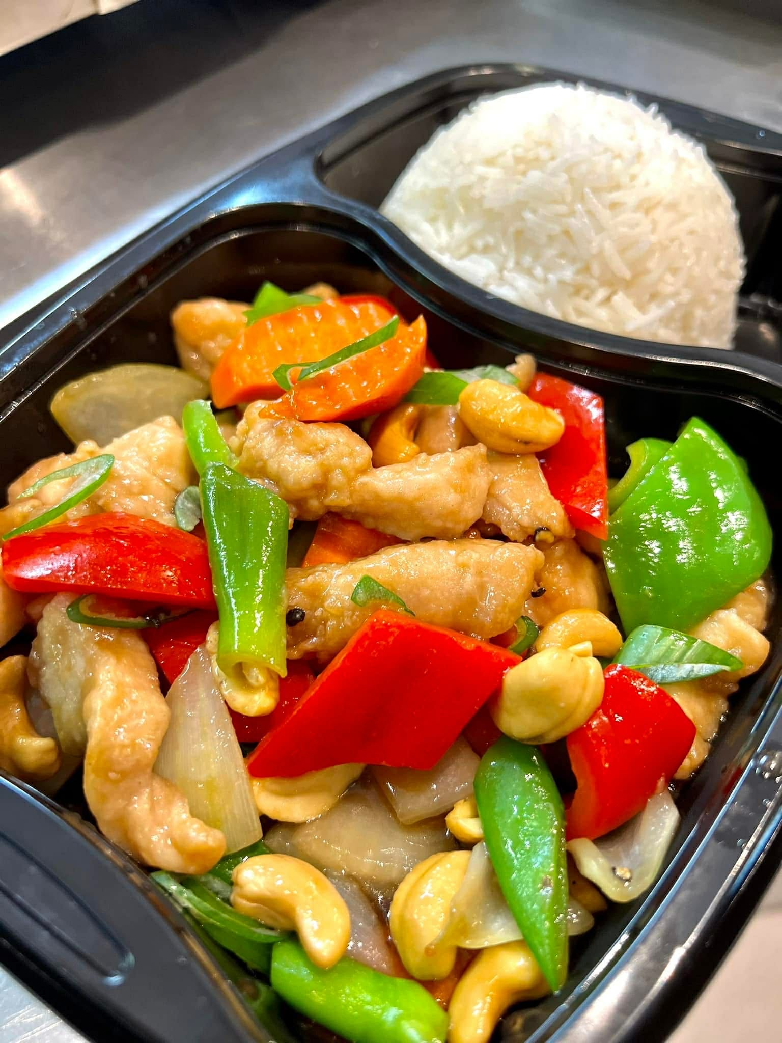 Wok med cashewnøtter og fargerike paprikaer og dampet ris – takeaway-rett fra Sunde restaurant i Olden, Norge