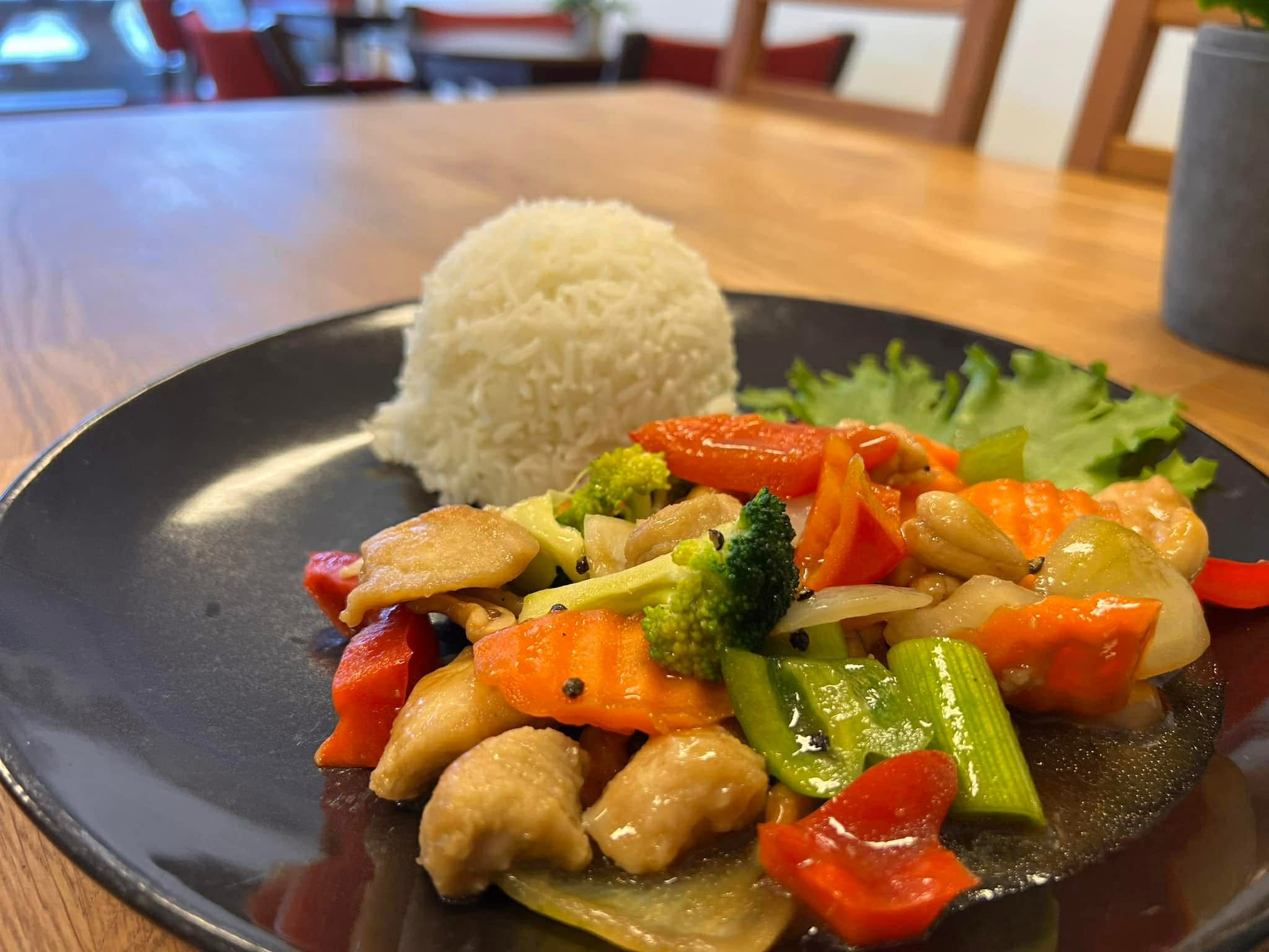 Wok med kylling og grønnsaker, brokkoli, gulrot og selleri servert med dampet ris på Sunde restaurant, Olden