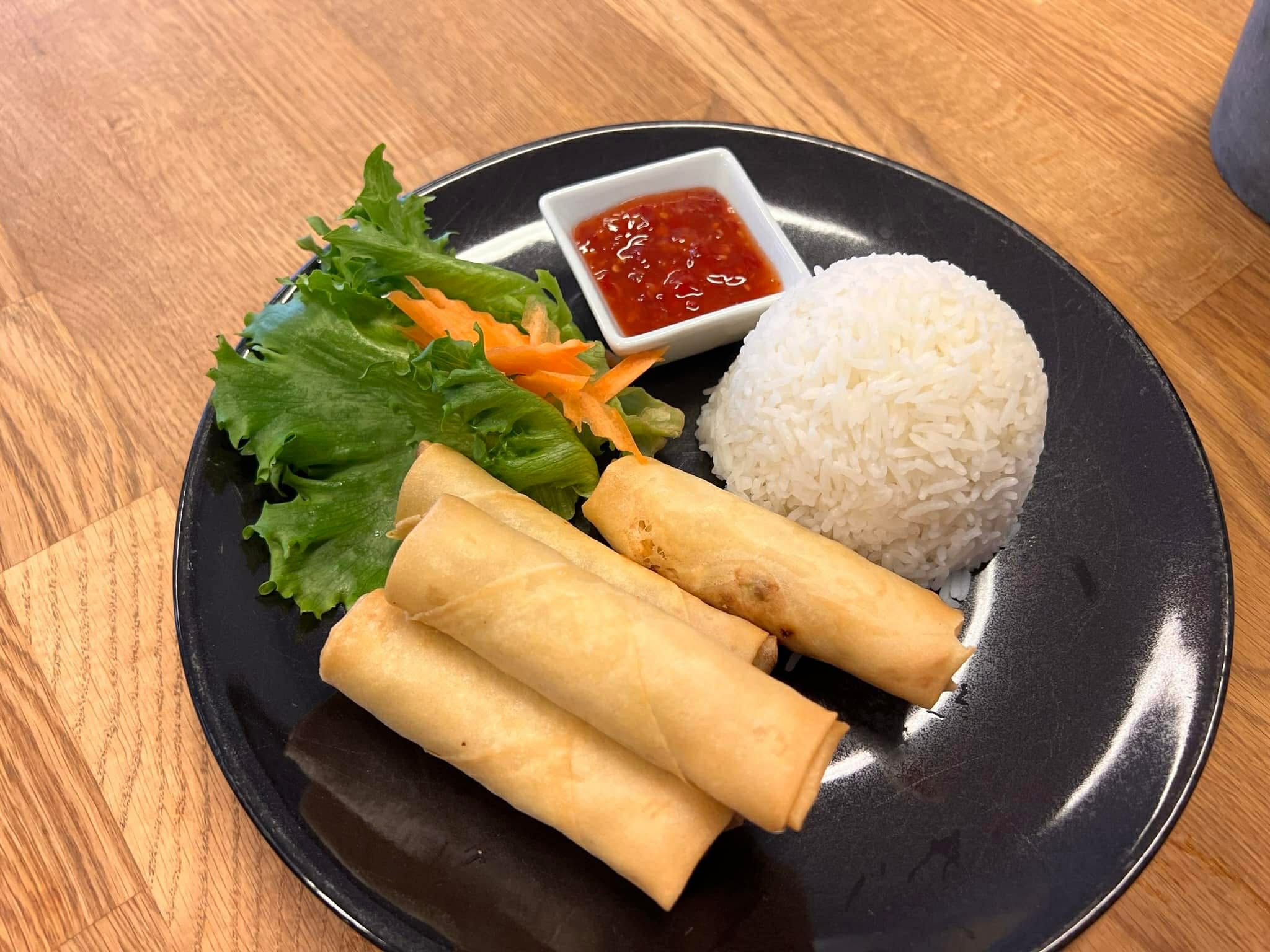 Sprø vårruller med søt chilisaus, salat og dampet ris – forrett på Sunde restaurant nær Oldenfjorden