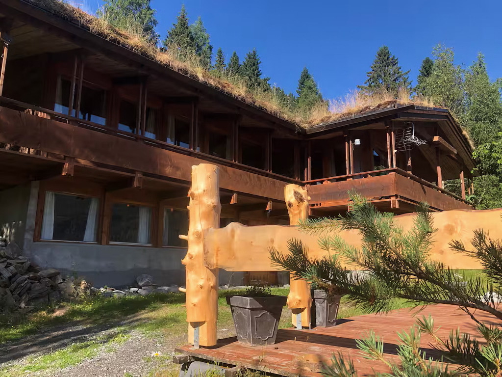 Vanberg Hytter med utsikt over fjorden.